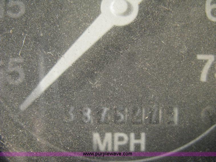 image for item 8016 1990 Ford LN7000 lube truck