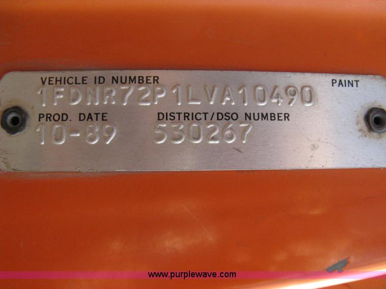 image for item 8016 1990 Ford LN7000 lube truck