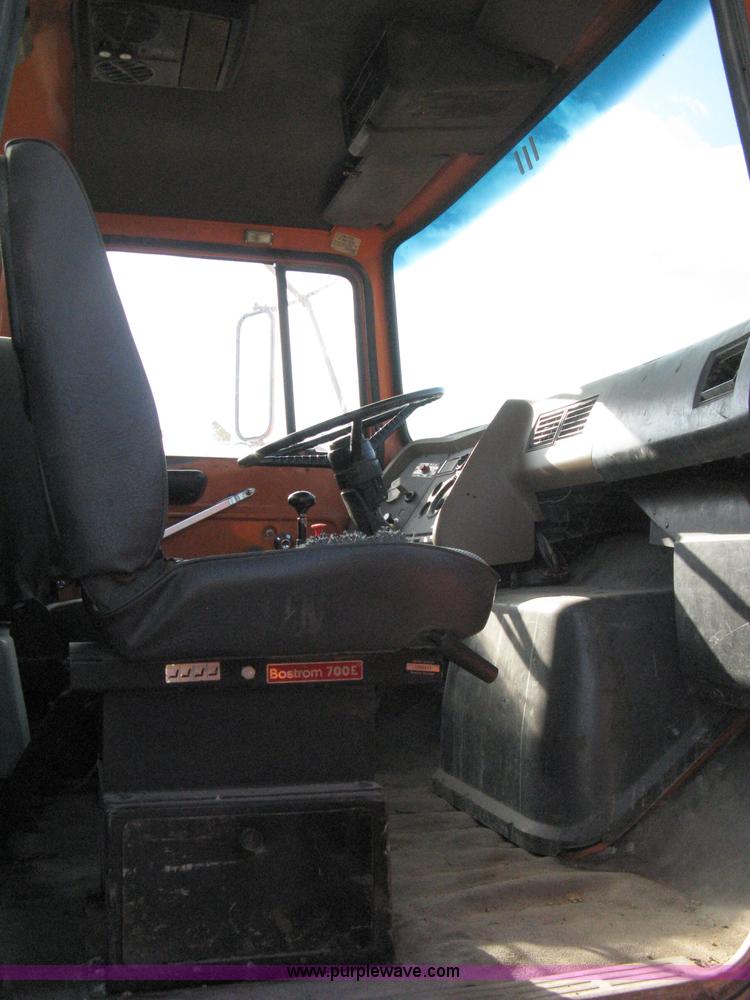 image for item 8016 1990 Ford LN7000 lube truck