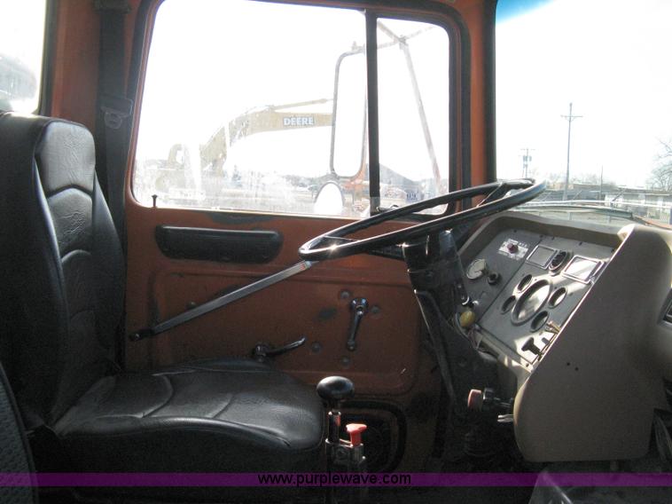 image for item 8016 1990 Ford LN7000 lube truck