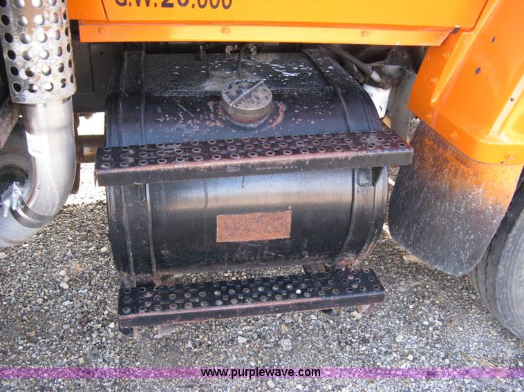 image for item 8016 1990 Ford LN7000 lube truck