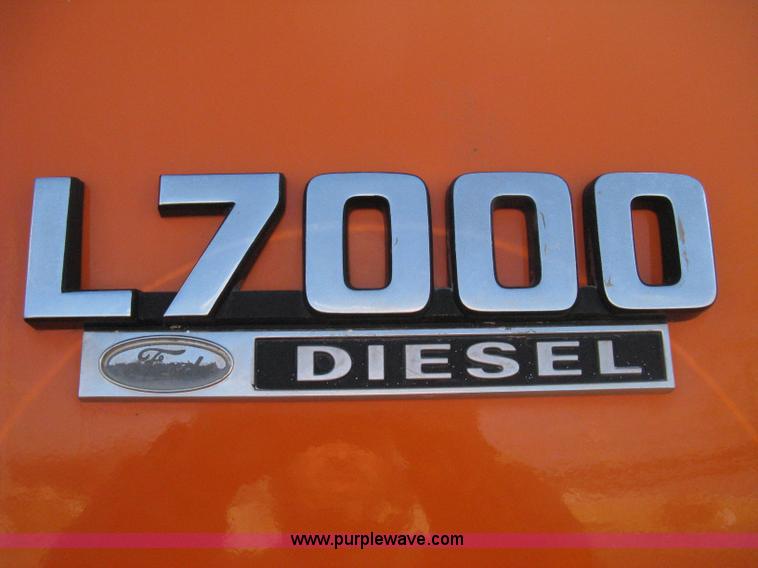 image for item 8016 1990 Ford LN7000 lube truck