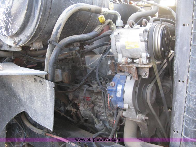 image for item 8016 1990 Ford LN7000 lube truck