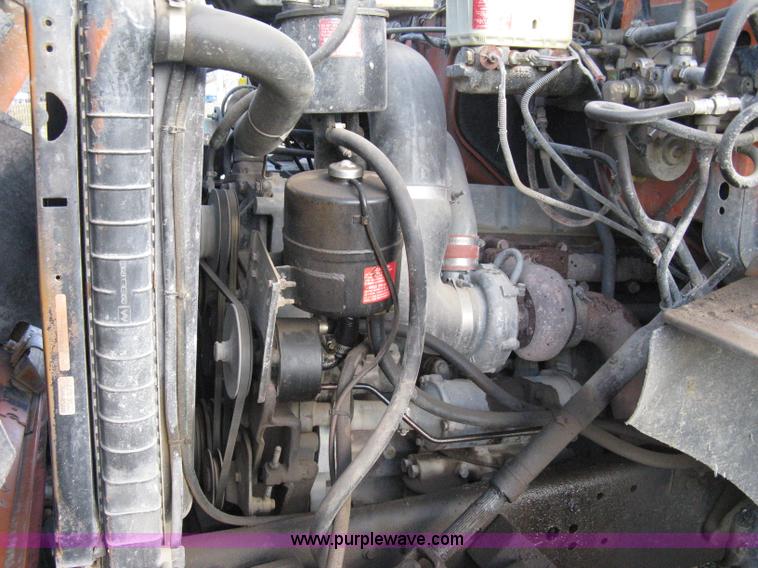 image for item 8016 1990 Ford LN7000 lube truck