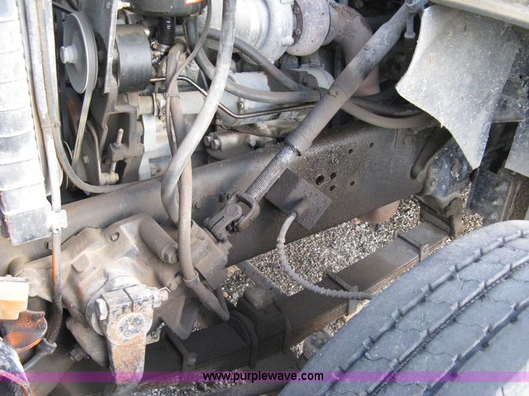 image for item 8016 1990 Ford LN7000 lube truck