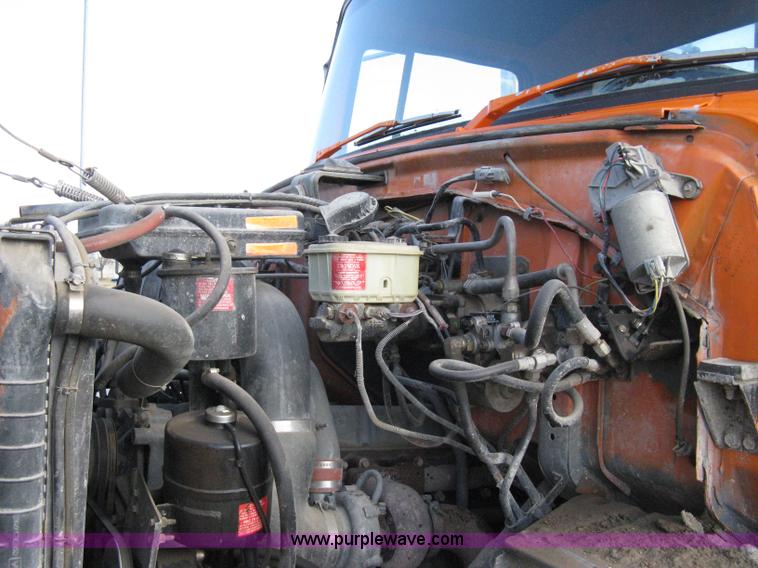 image for item 8016 1990 Ford LN7000 lube truck