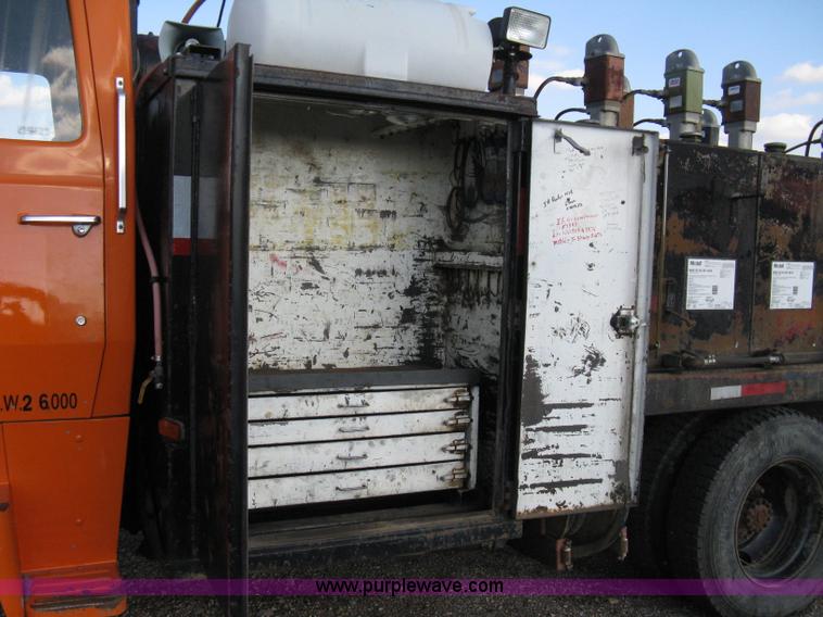 image for item 8016 1990 Ford LN7000 lube truck