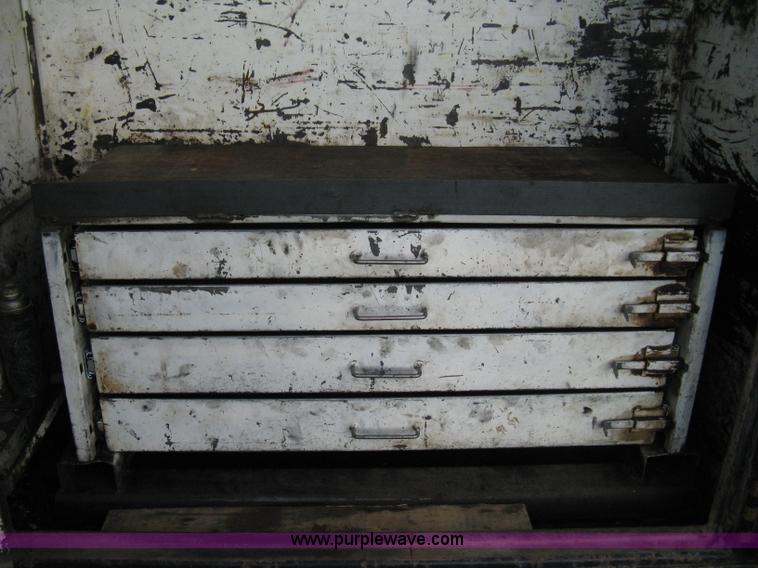 image for item 8016 1990 Ford LN7000 lube truck