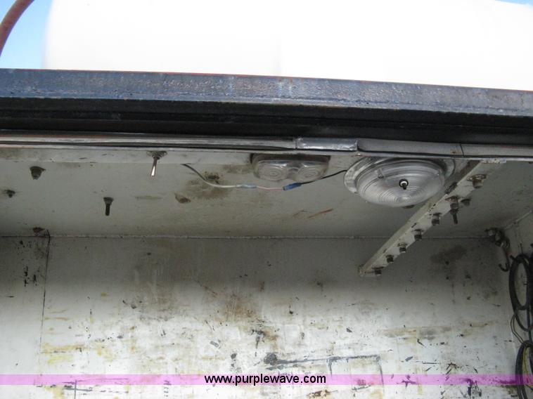 image for item 8016 1990 Ford LN7000 lube truck