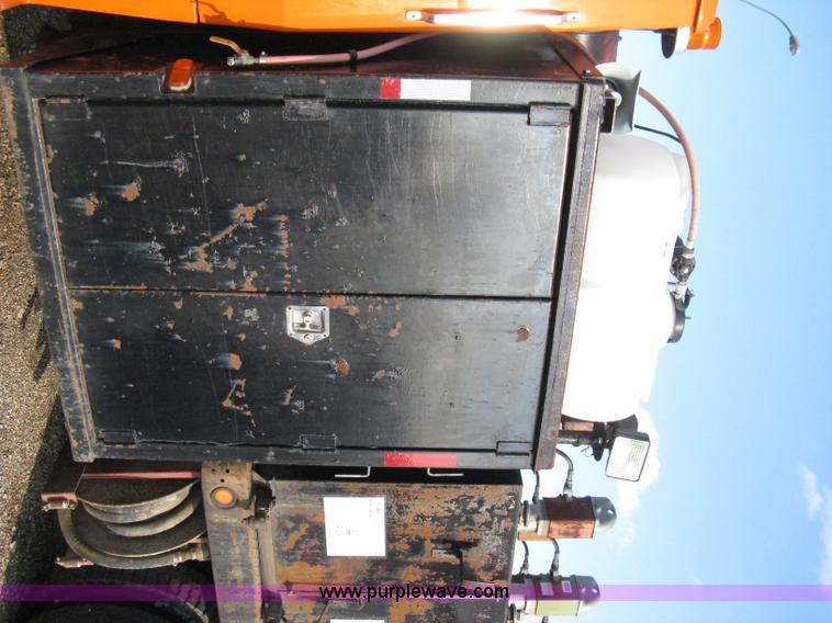 image for item 8016 1990 Ford LN7000 lube truck