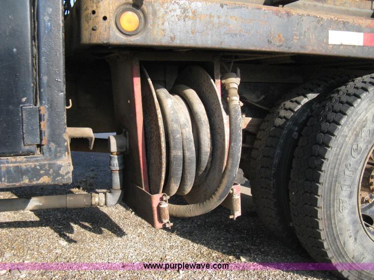 image for item 8016 1990 Ford LN7000 lube truck