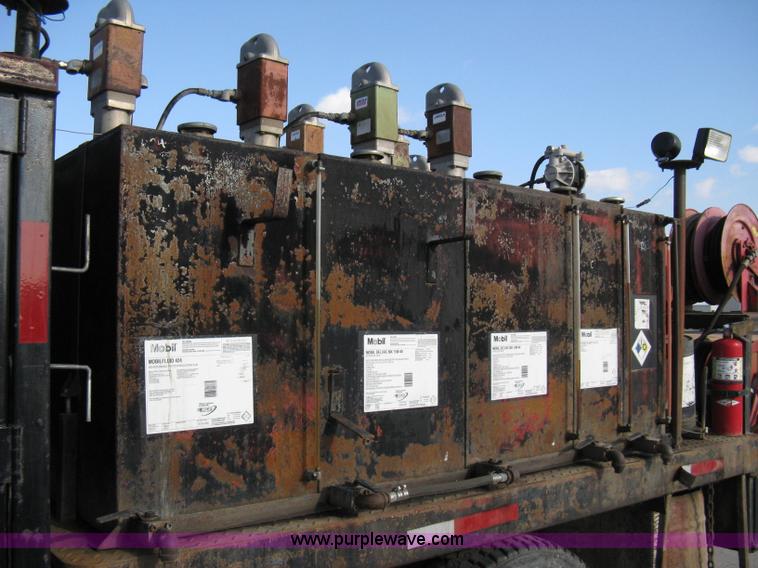 image for item 8016 1990 Ford LN7000 lube truck