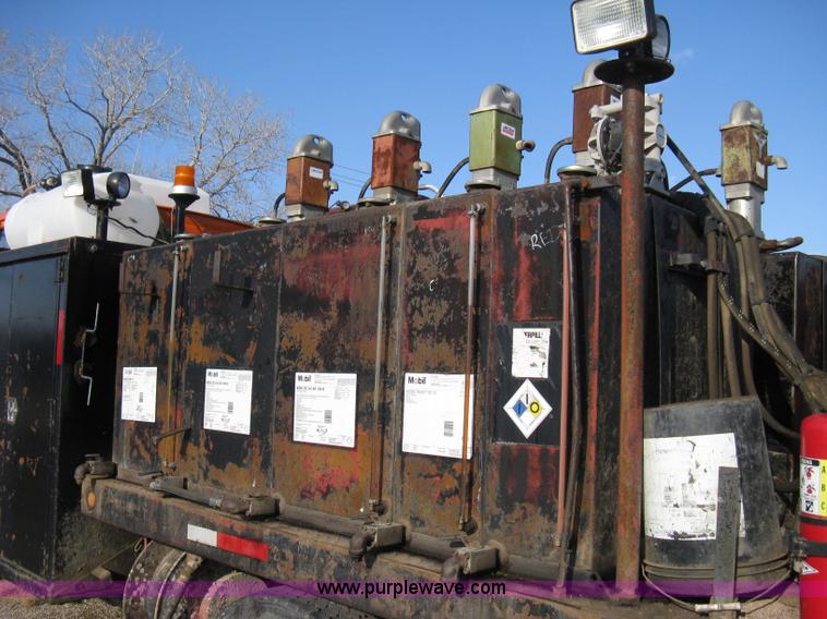 image for item 8016 1990 Ford LN7000 lube truck