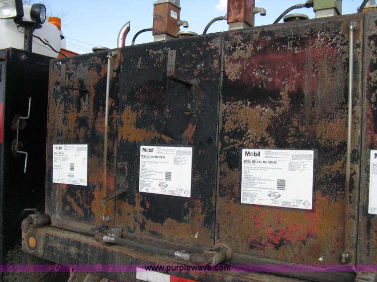 image for item 8016 1990 Ford LN7000 lube truck