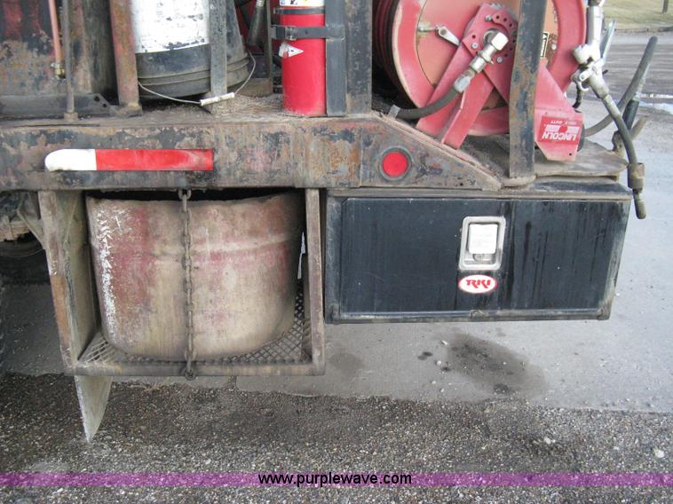 image for item 8016 1990 Ford LN7000 lube truck