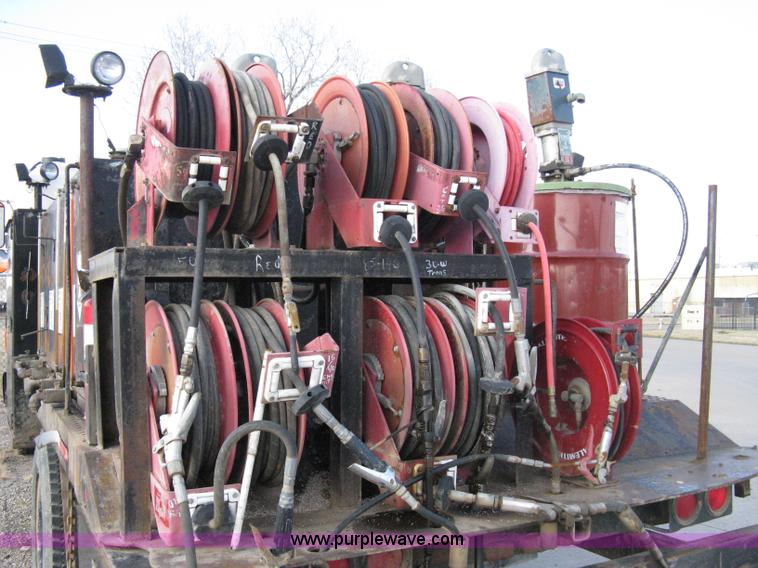 image for item 8016 1990 Ford LN7000 lube truck