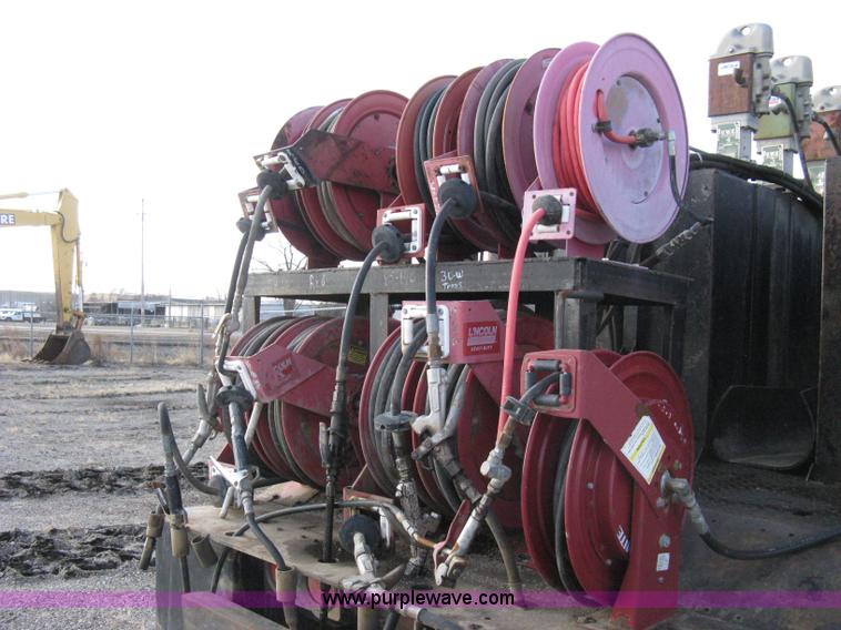 image for item 8016 1990 Ford LN7000 lube truck