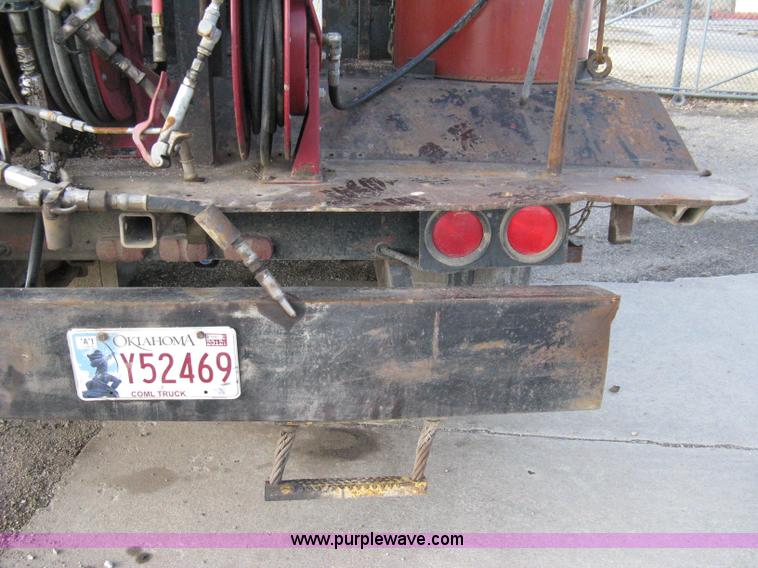 image for item 8016 1990 Ford LN7000 lube truck