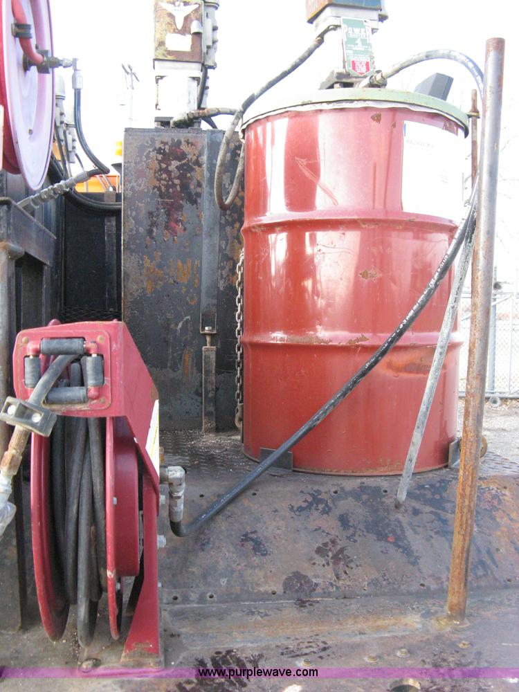 image for item 8016 1990 Ford LN7000 lube truck