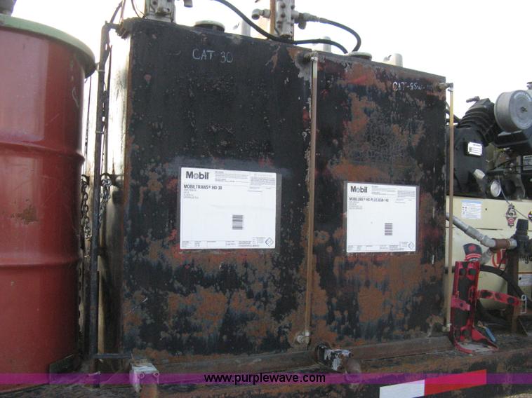 image for item 8016 1990 Ford LN7000 lube truck