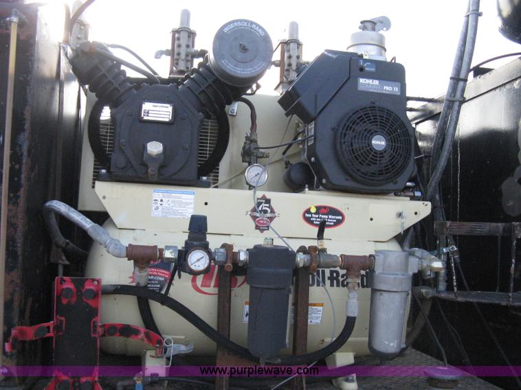 image for item 8016 1990 Ford LN7000 lube truck