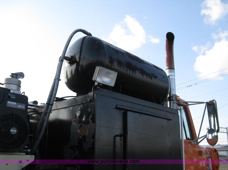 image for item 8016 1990 Ford LN7000 lube truck