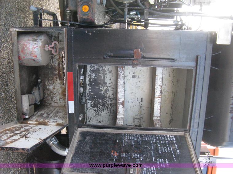 image for item 8016 1990 Ford LN7000 lube truck