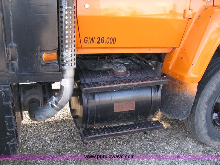 image for item 8016 1990 Ford LN7000 lube truck