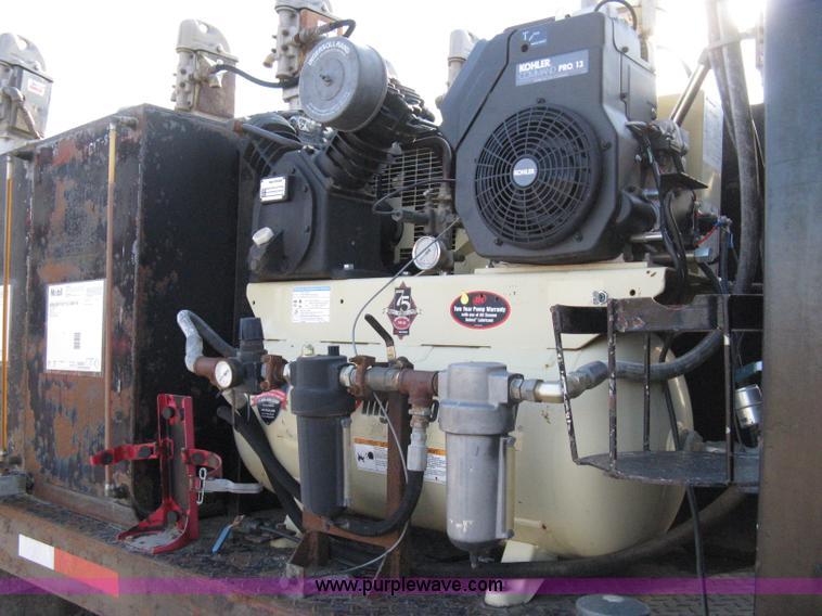 image for item 8016 1990 Ford LN7000 lube truck