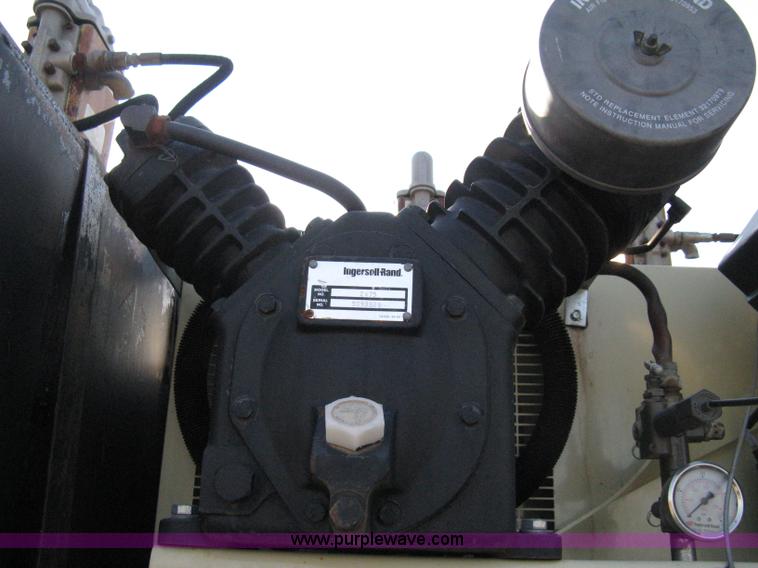 image for item 8016 1990 Ford LN7000 lube truck