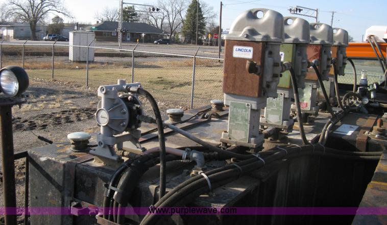 image for item 8016 1990 Ford LN7000 lube truck