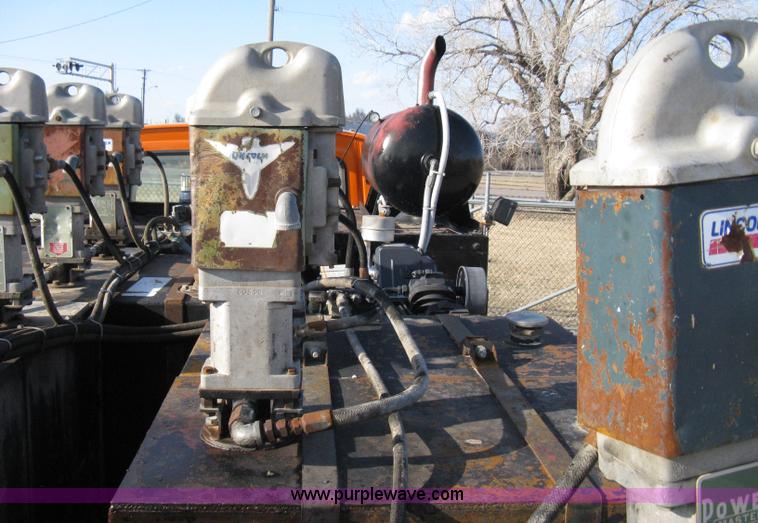 image for item 8016 1990 Ford LN7000 lube truck