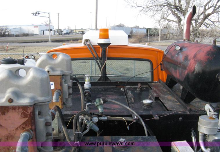 image for item 8016 1990 Ford LN7000 lube truck