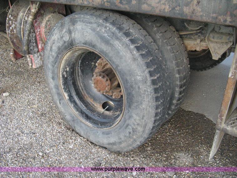 image for item 8016 1990 Ford LN7000 lube truck