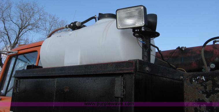 image for item 8016 1990 Ford LN7000 lube truck