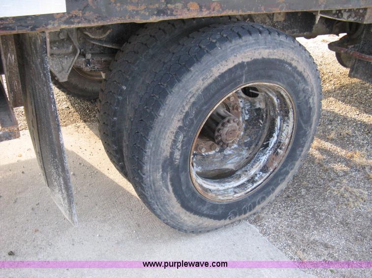 image for item 8016 1990 Ford LN7000 lube truck