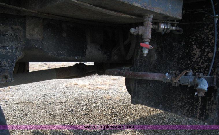 image for item 8016 1990 Ford LN7000 lube truck