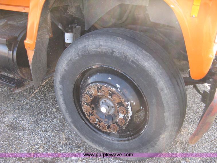 image for item 8016 1990 Ford LN7000 lube truck