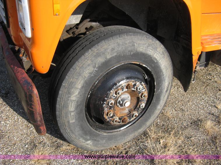 image for item 8016 1990 Ford LN7000 lube truck