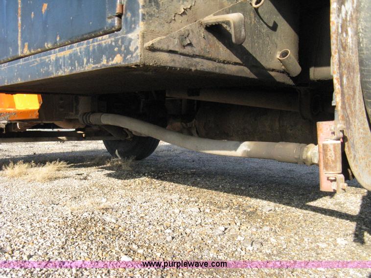 image for item 8016 1990 Ford LN7000 lube truck