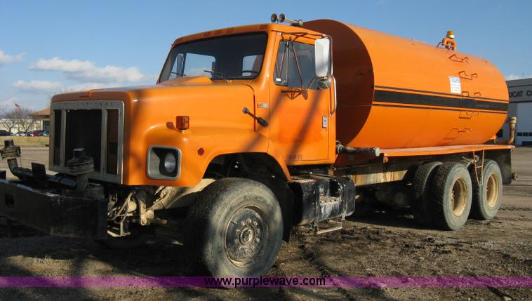 image for item 8017 1985 International F2674 water truck