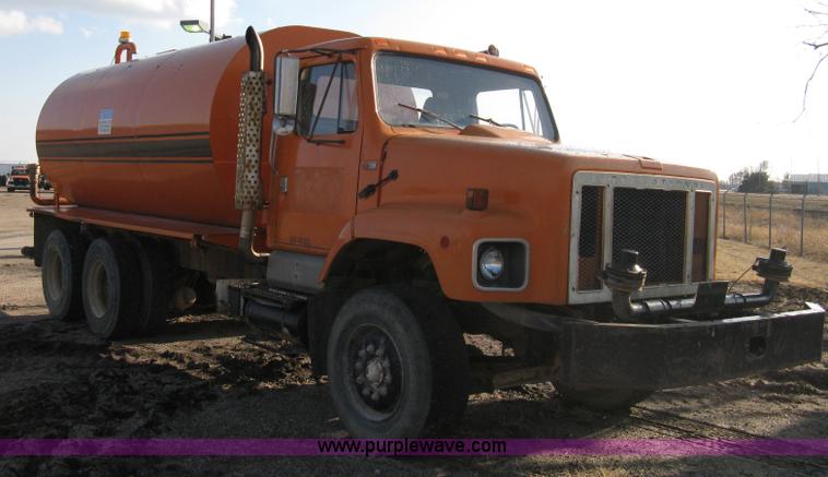 image for item 8017 1985 International F2674 water truck