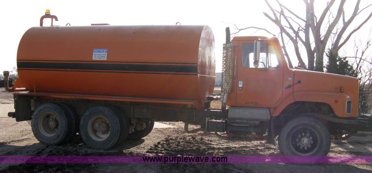 image for item 8017 1985 International F2674 water truck