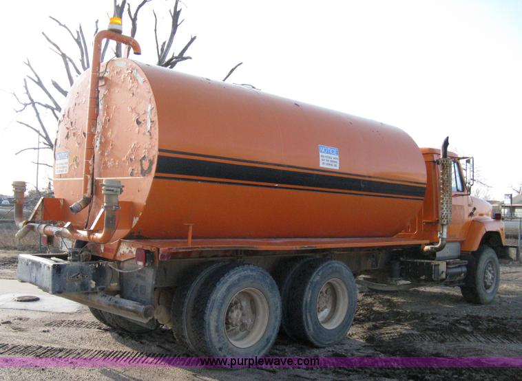 image for item 8017 1985 International F2674 water truck