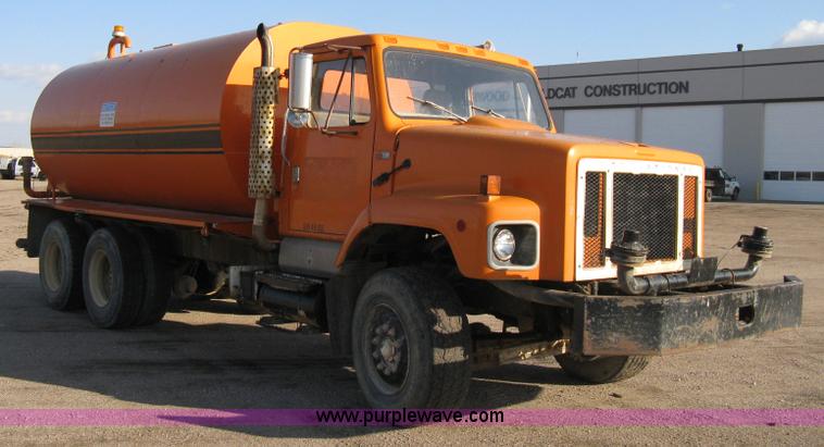 image for item 8017 1985 International F2674 water truck
