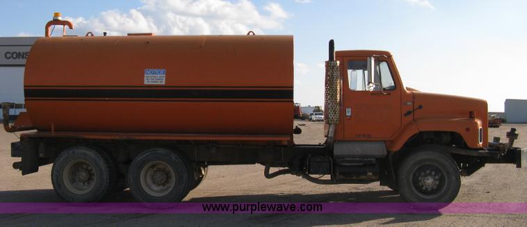 image for item 8017 1985 International F2674 water truck