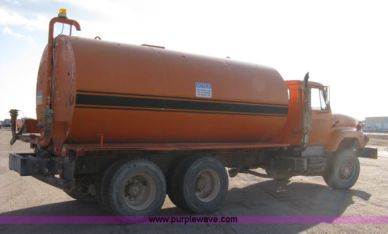 image for item 8017 1985 International F2674 water truck