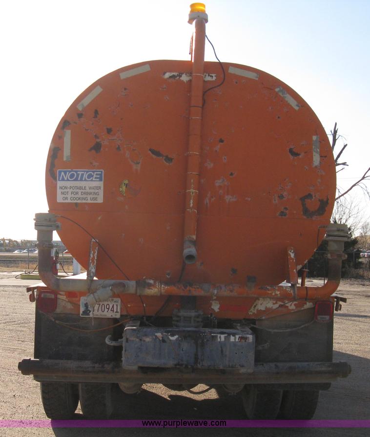 image for item 8017 1985 International F2674 water truck