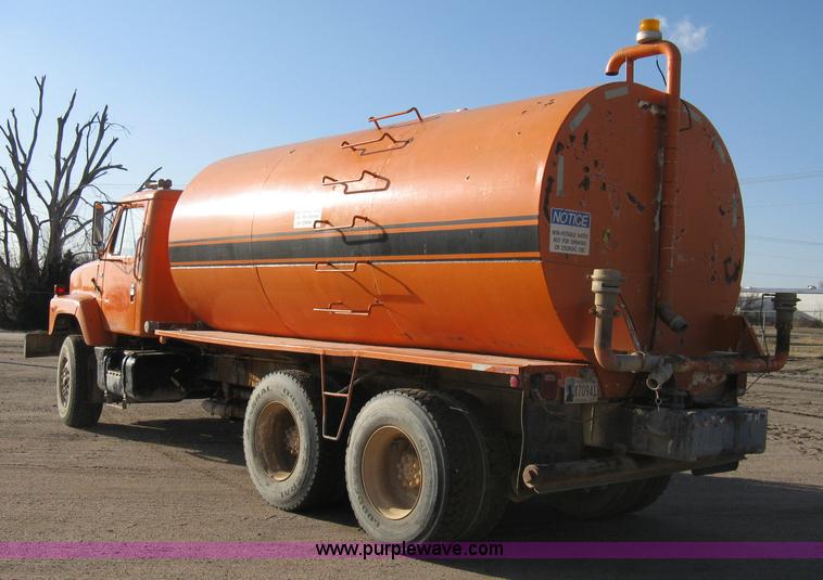 image for item 8017 1985 International F2674 water truck