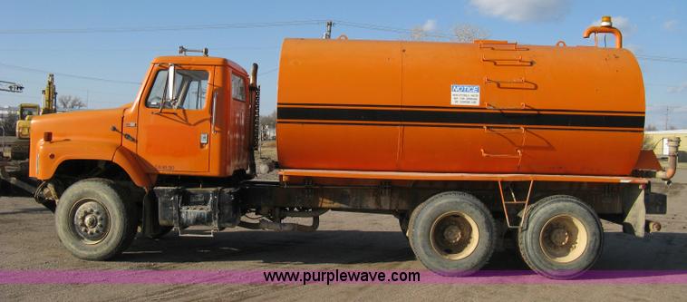 image for item 8017 1985 International F2674 water truck